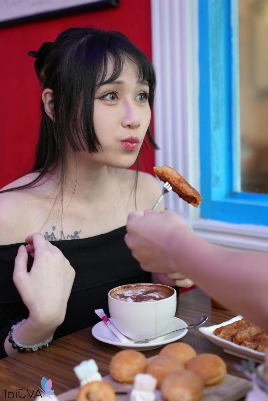 20P Chinese babe with big tits Xiao Ye Ye gets seduced & fucked on the first date