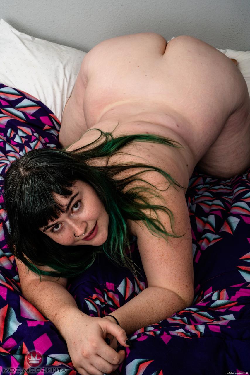 20P A gorda amadora Cece Lachey revela suas curvas monstruosas e buracos peludos