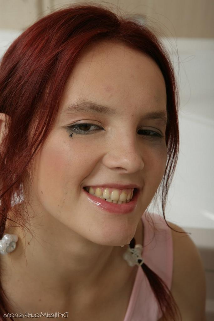 16P La joven pelirroja Oksana chupa una polla después de tener sexo en el baño