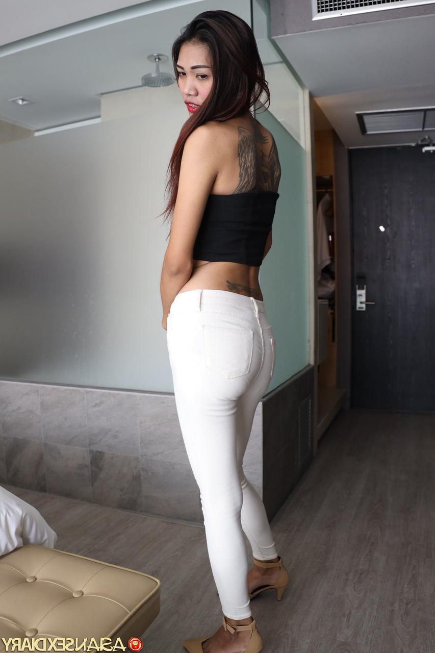 20P La flaca Peach muestra sus pequeñas tetas mientras se desnuda para tener sexo POV