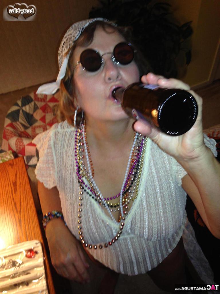 20P A mulher mais velha Busty Bliss faz um boquete enquanto bebe uma cerveja com um solidéu