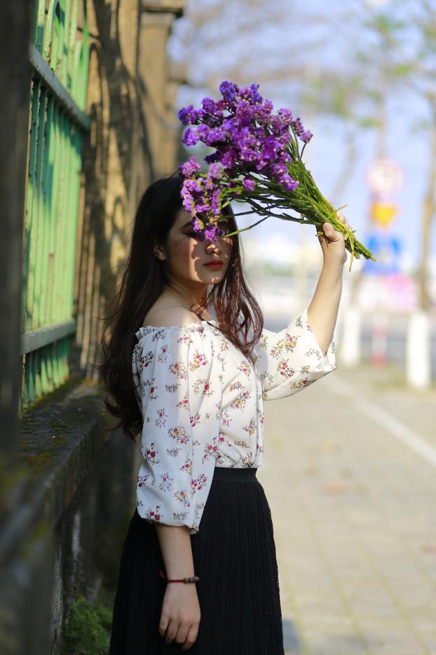 20P Hermosa morena asiática posando con su hermoso traje en público