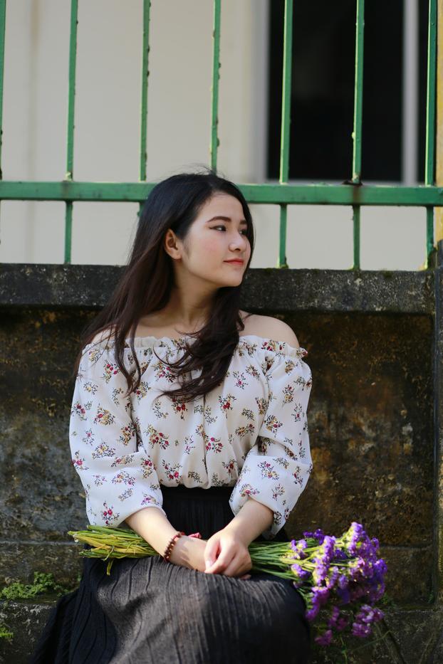 20P Hermosa morena asiática posando con su hermoso traje en público