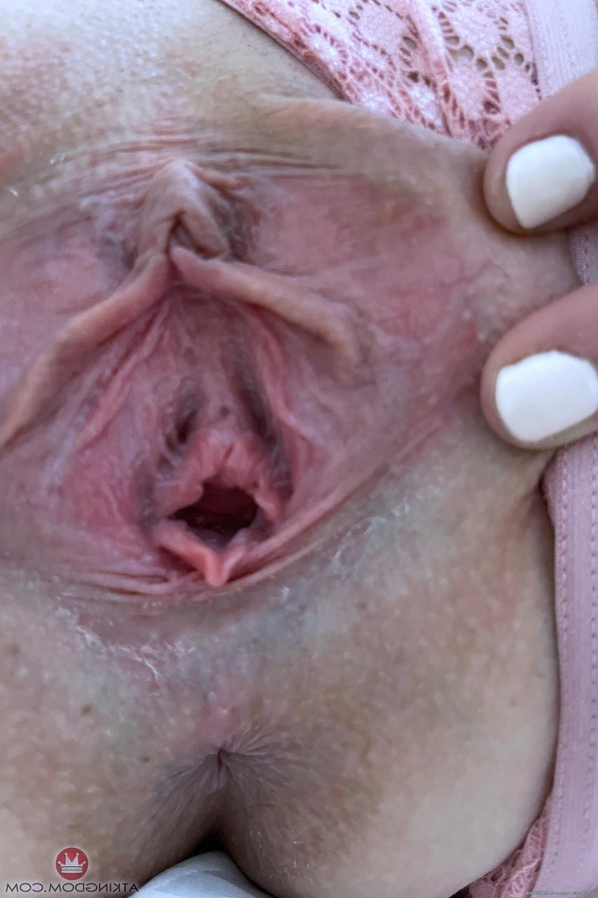 20P Das heiße Amateur-Babe Paris White zieht sich in einem Solo aus und stellt ihre Löcher und ihren großen Hintern zur Schau
