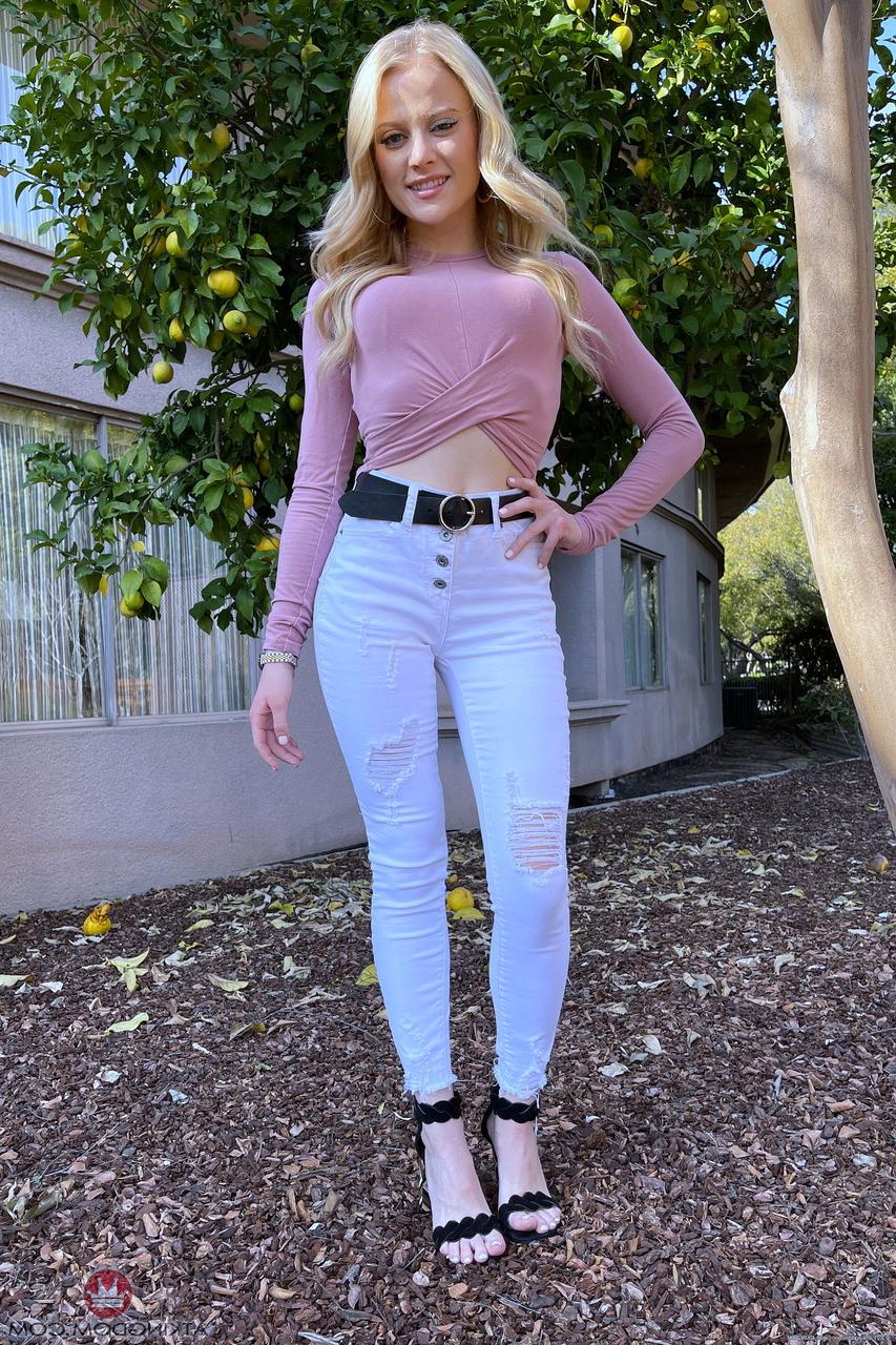 20P Das heiße Amateur-Babe Paris White zieht sich in einem Solo aus und stellt ihre Löcher und ihren großen Hintern zur Schau