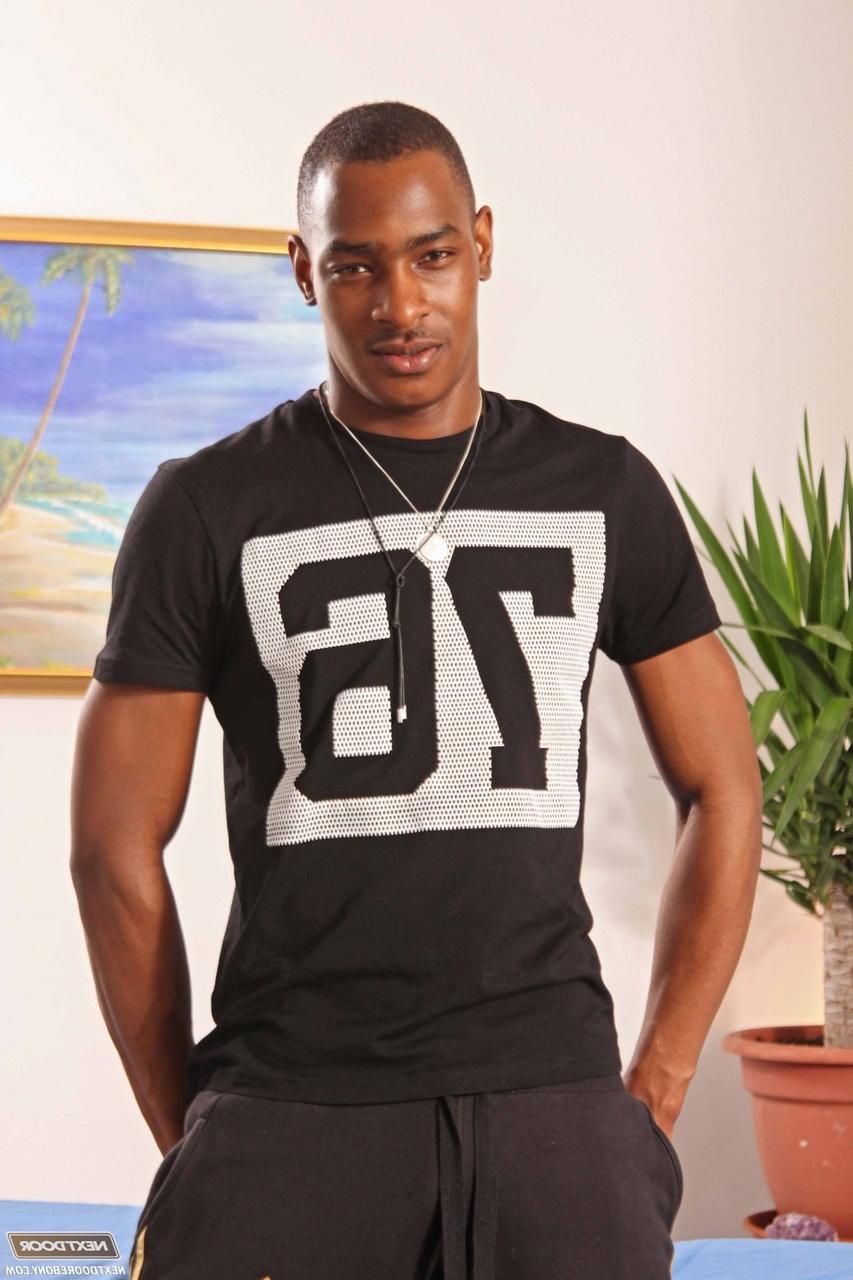 20P Gays negros excitados Jay Black e Tyson Tyler tiram a roupa e chupam o pau um do outro