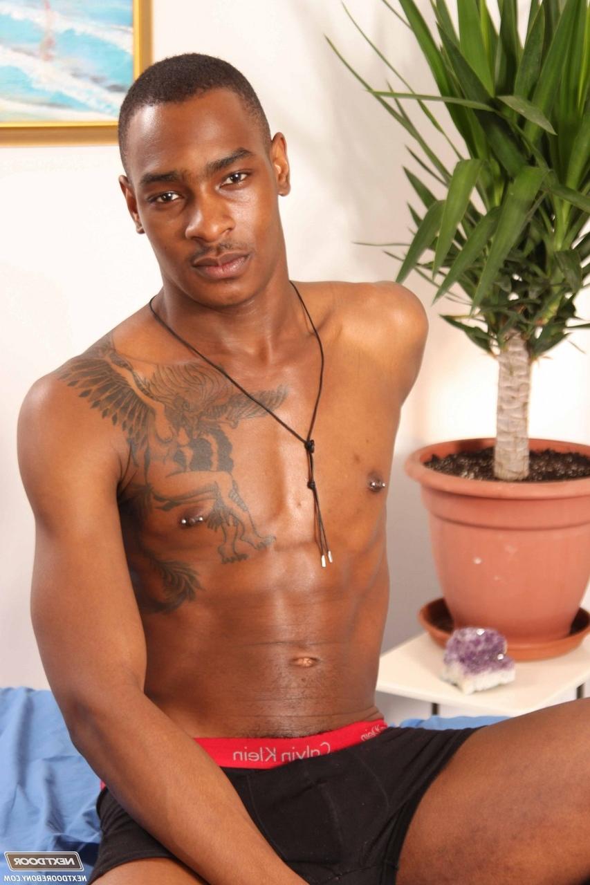 20P Gays negros excitados Jay Black e Tyson Tyler tiram a roupa e chupam o pau um do outro