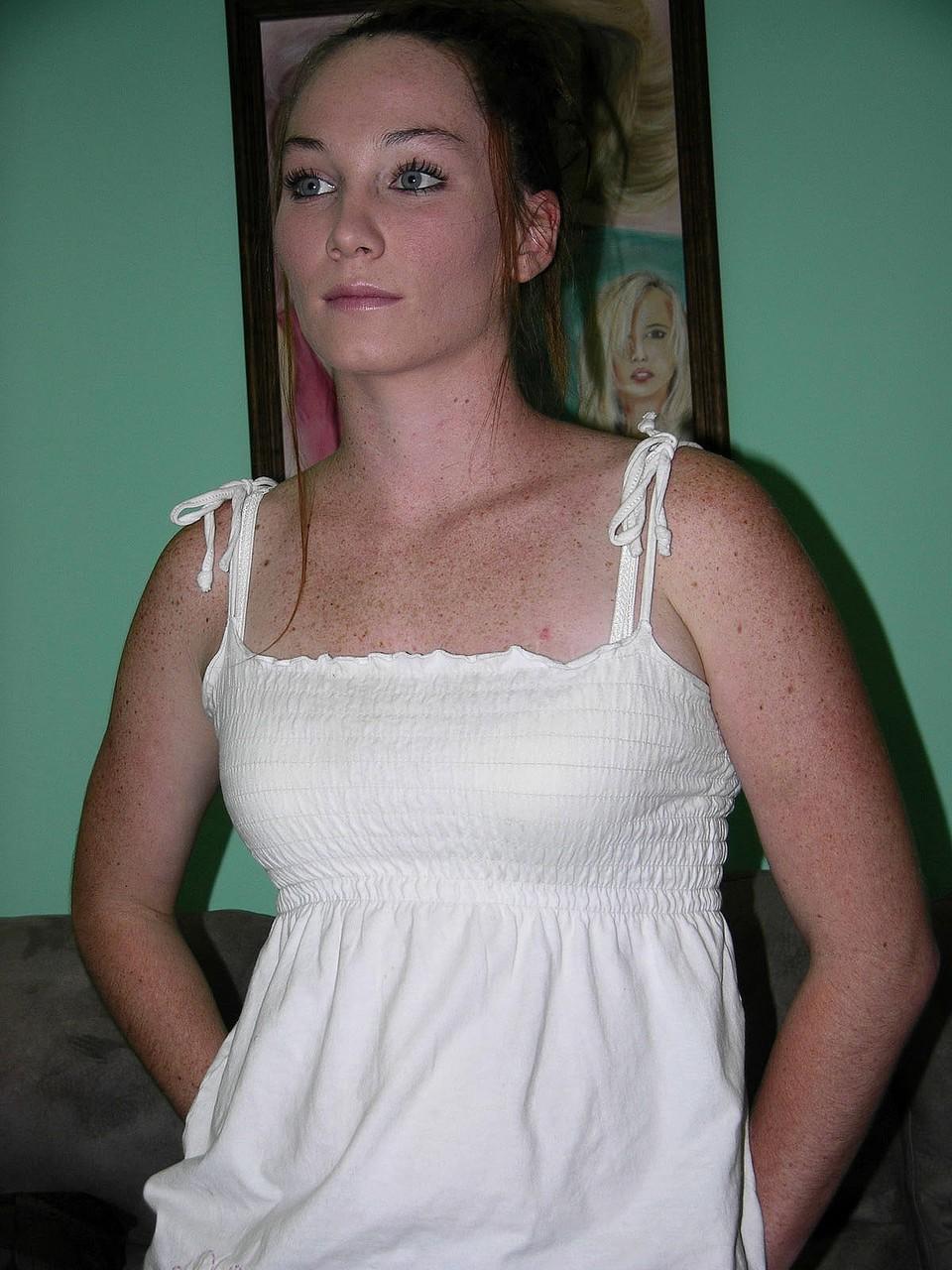 20P Amadora MILF Navaya revela seu corpo e posa nua em um casting