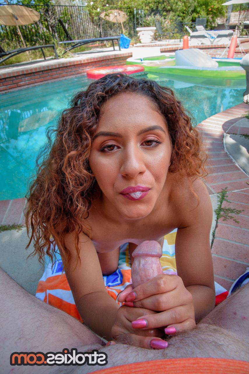 20P A pornstar de cabelos cacheados Liv Revamped mostra a bunda e dá uma punheta no POV
