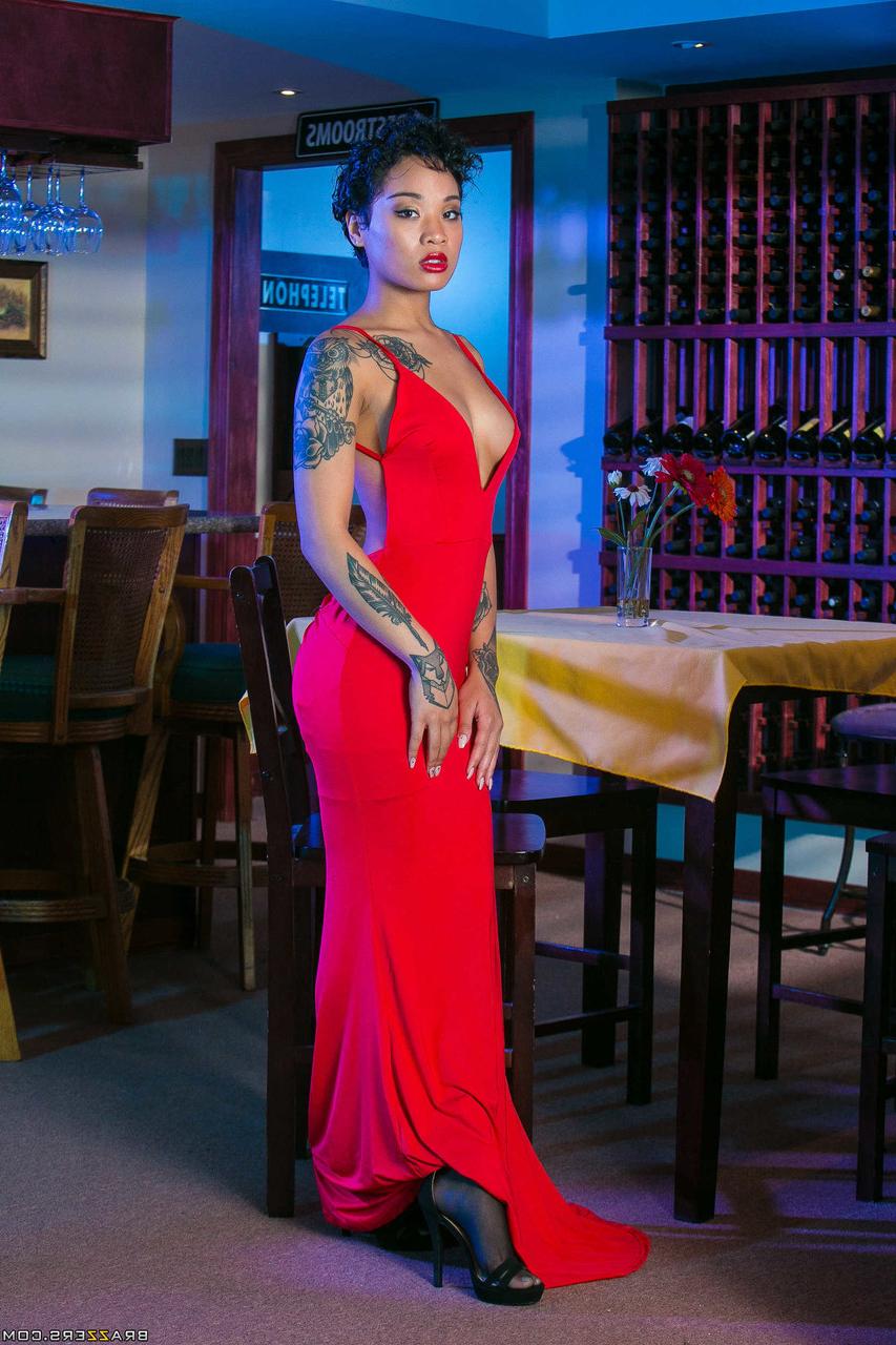 19P La encantadora nena de ébano Honey Gold se quita el vestido rojo y muestra lencería negra