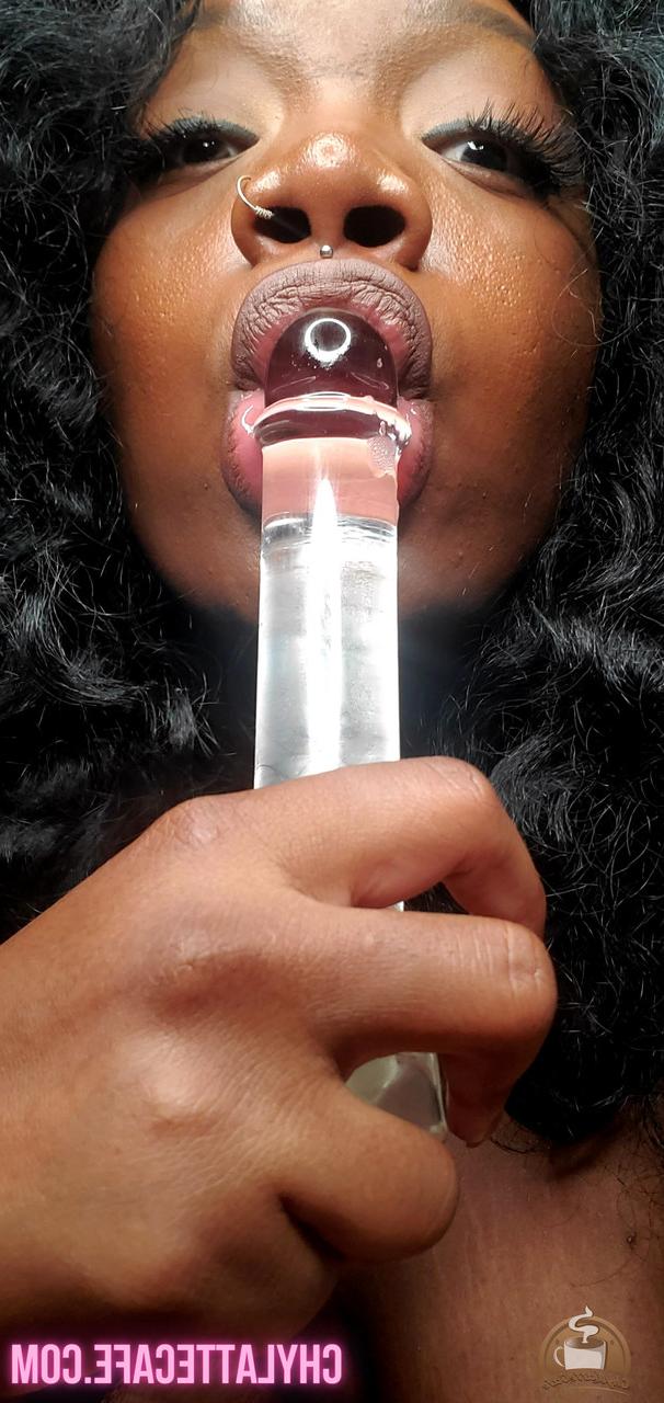 15P Chy Latte, grosse ébène aux gros seins flasques, suce et lèche un jouet en verre.