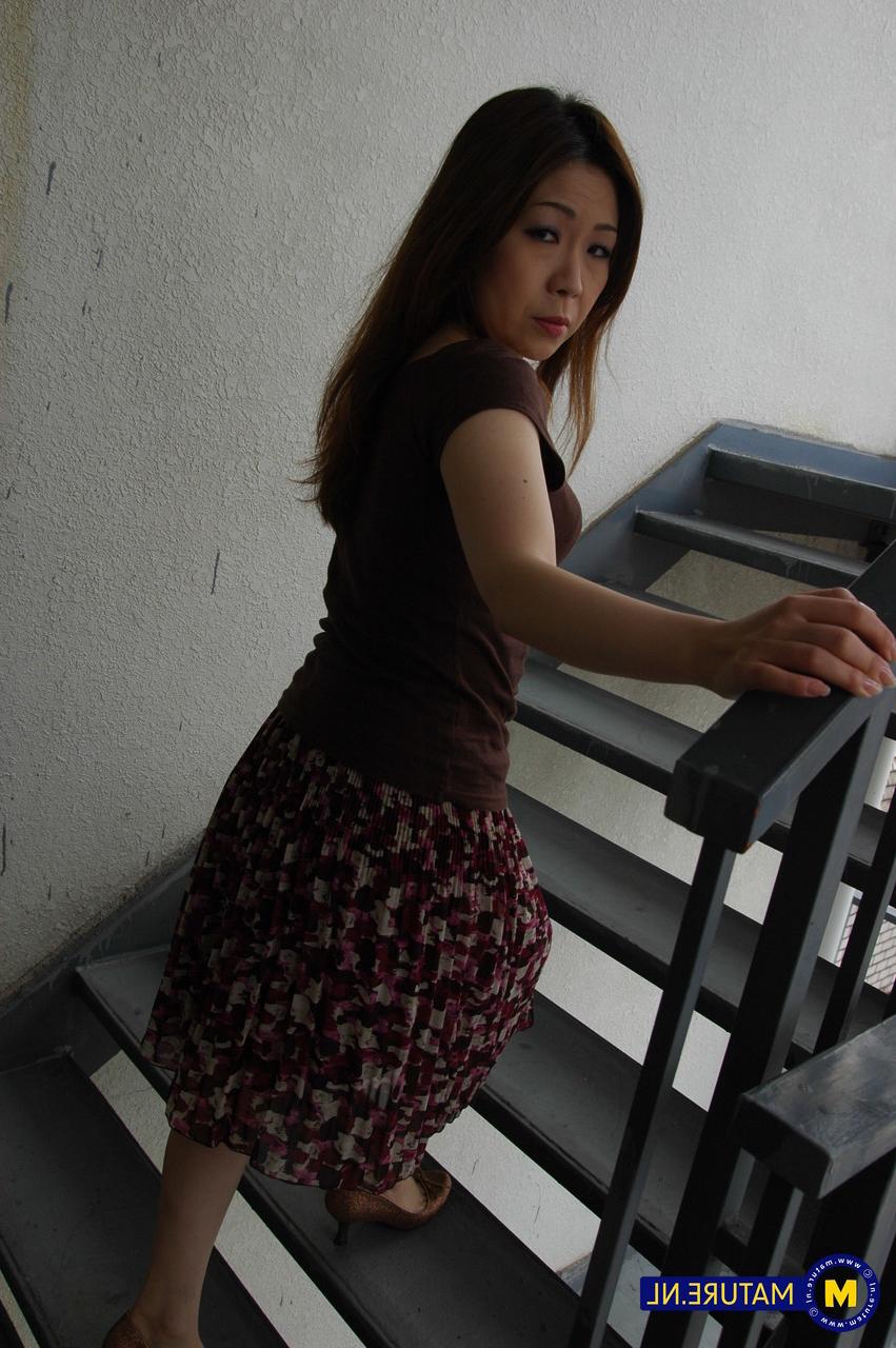 12P A japonesa Yumi Kajiyama toma banho antes de pegar um pau em seu mato cheio