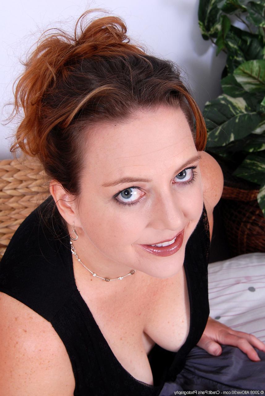 20P Beautiful MILF Alyssa spreads her lickable shaved pussy up close