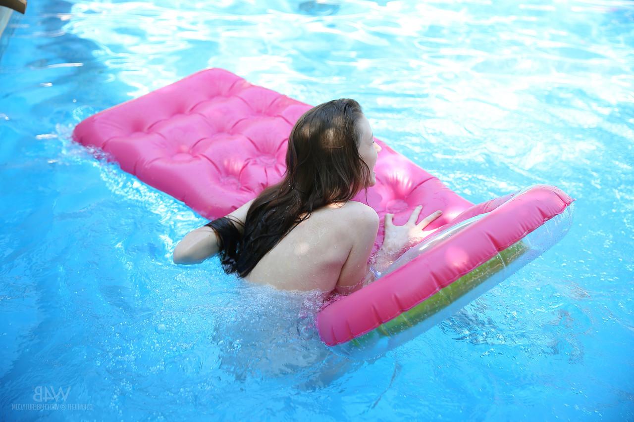20P Adolescente con bonitas tetas y culo caliente emily posa desnuda en la piscina