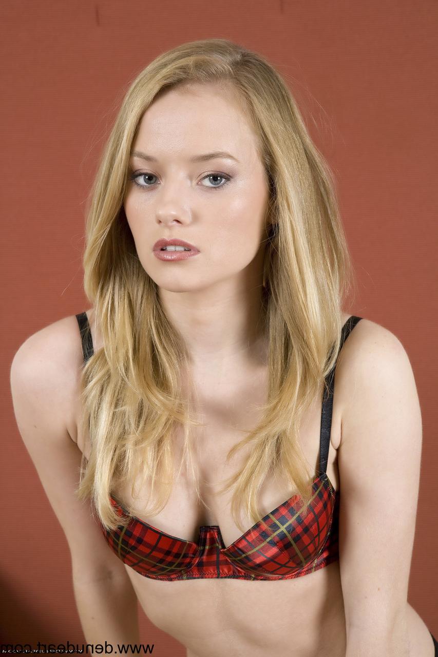 15P Sexy babe amadora expõe seus peitos pequenos e moluscos raspados em um solo