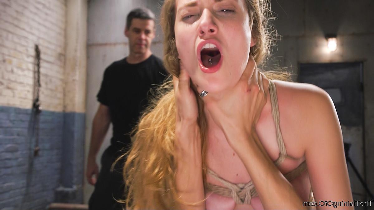 20P A gata de seios pequenos Samantha Hayes é amarrada e fodida em ação de sexo hardcore