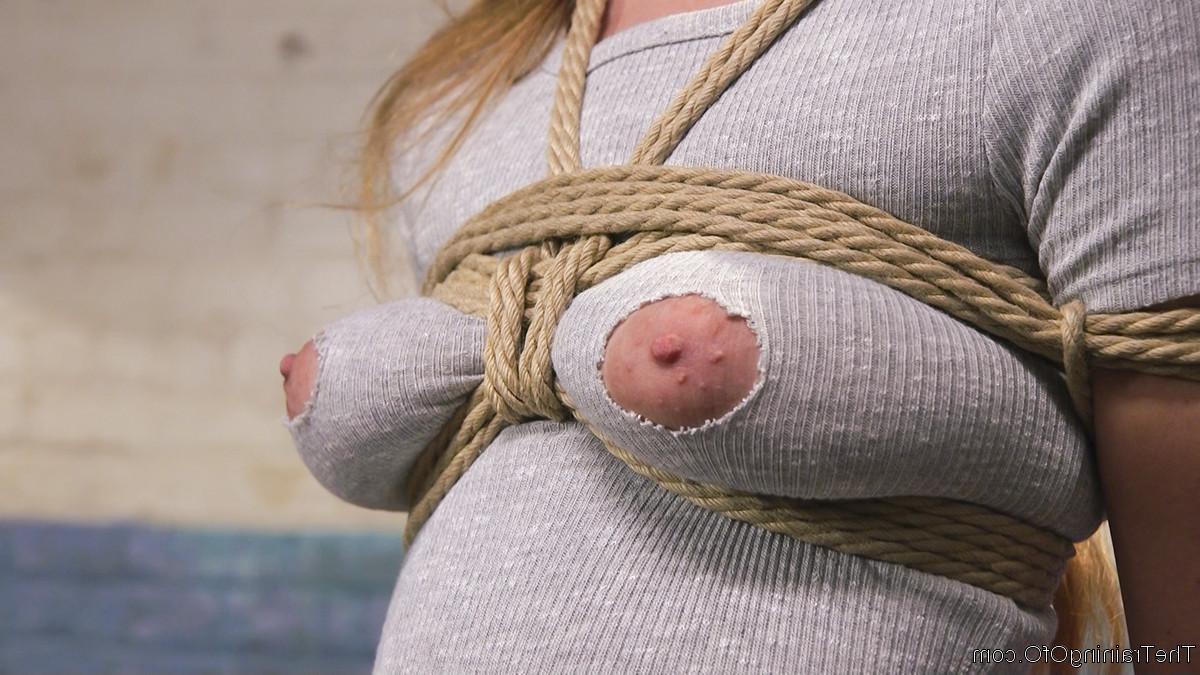 20P A gata de seios pequenos Samantha Hayes é amarrada e fodida em ação de sexo hardcore
