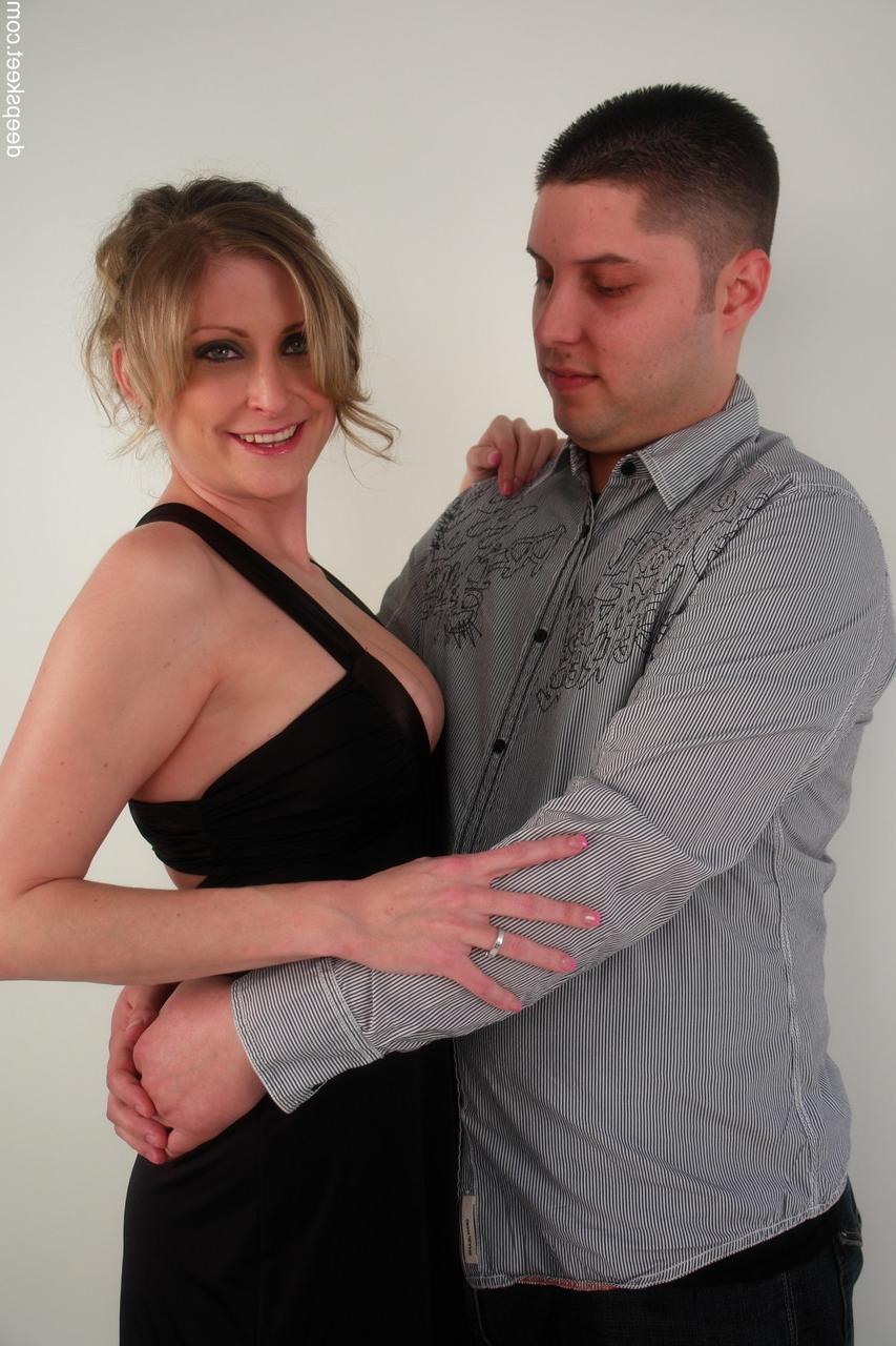 15P Femme aux gros seins suce et baise sans vergogne une grosse bite noire devant son cocu