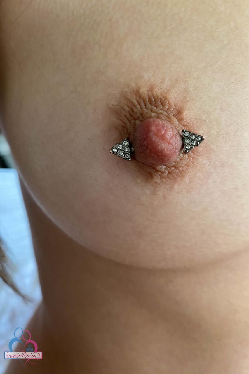 20P Adorável adolescente morena Veronica Vella exibe seu grande saque e buracos quentes