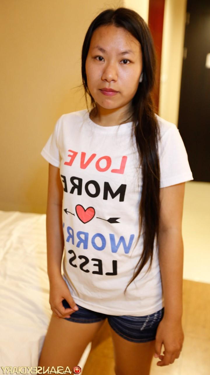 20P A tímida chinesa Nelly tira a roupa antes de fazer sexo missionário e doggystyle POV