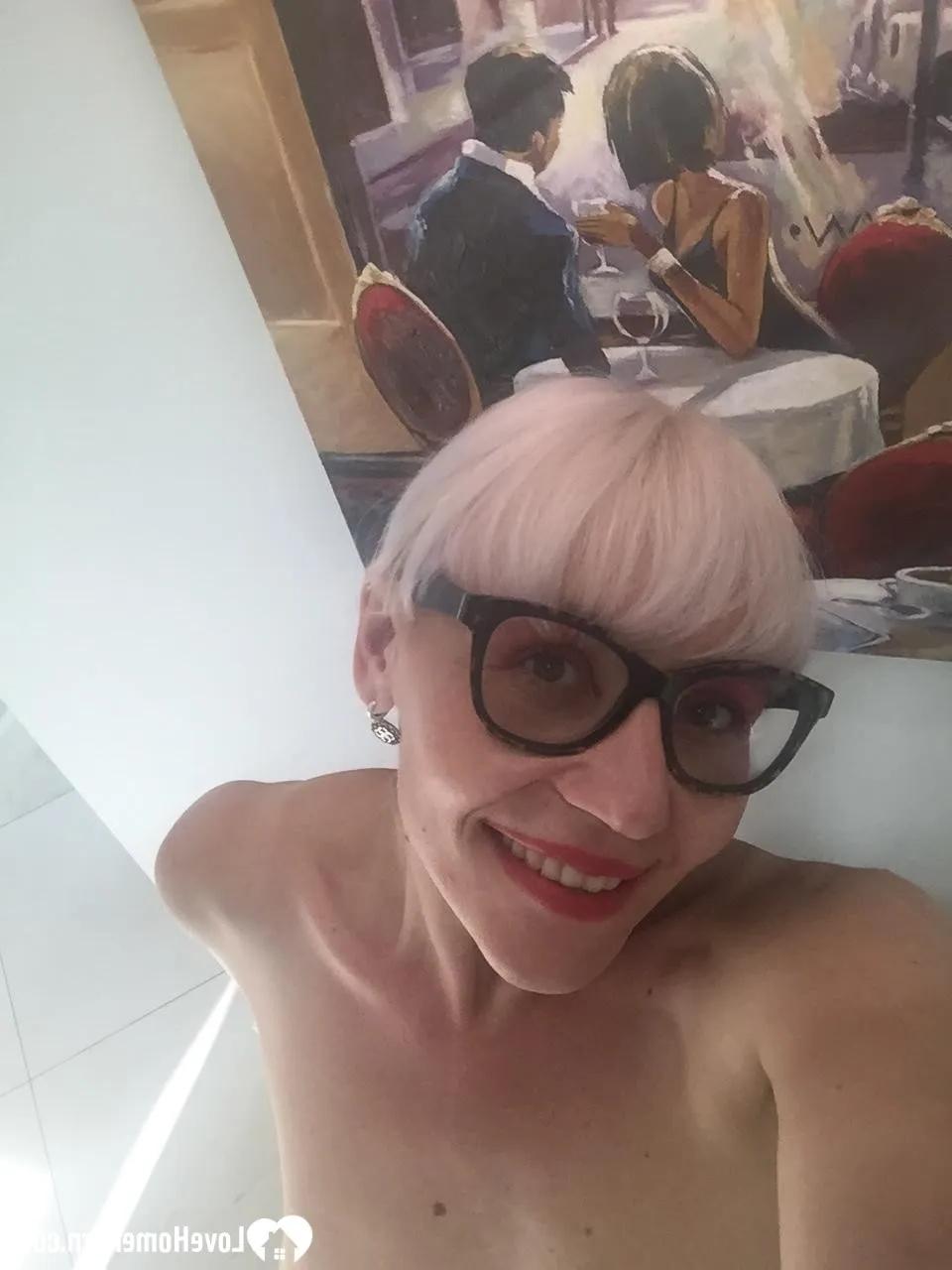 18P Loira madura fica nua e mostra seus peitos grandes enquanto tira nus