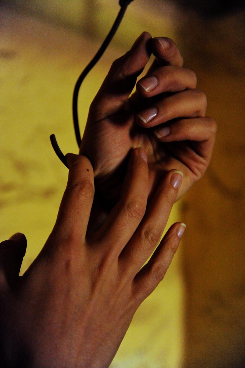 18P La excitada nena de coño peludo y tetas pequeñas Megan N desnuda en un edificio oscuro