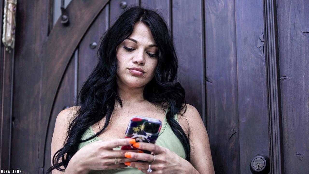 20P Les chaudasses adolescentes Mona Azar et Gizelle Blanco baisent passionnément et partagent du sperme.