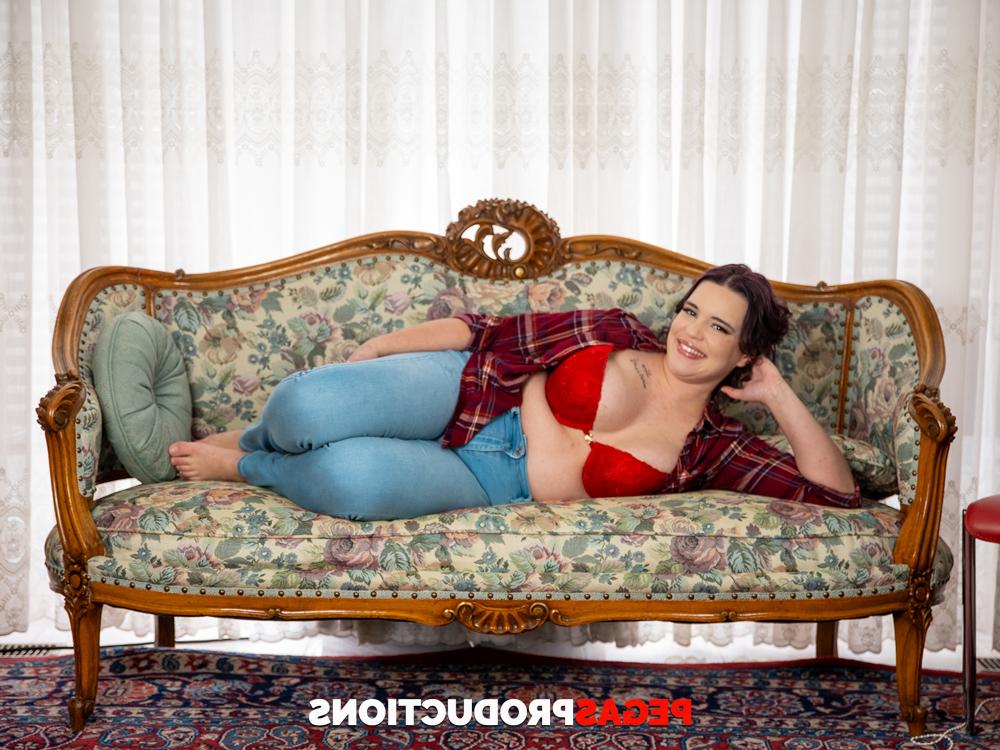 20P La bomba morena ChloPrice muestra su cuerpo regordete mientras está completamente desnuda