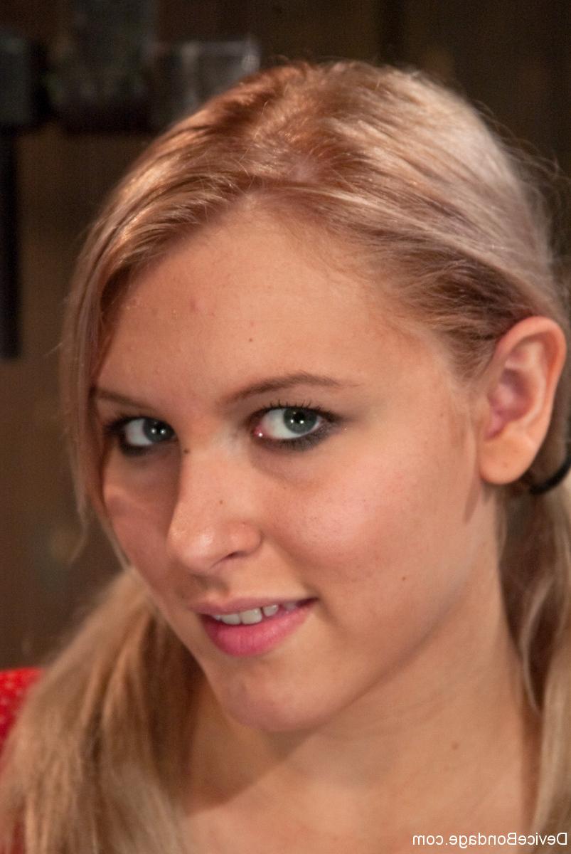 20P La rubia sexy Katie Summers es atada, desnudada y humillada en el calabozo