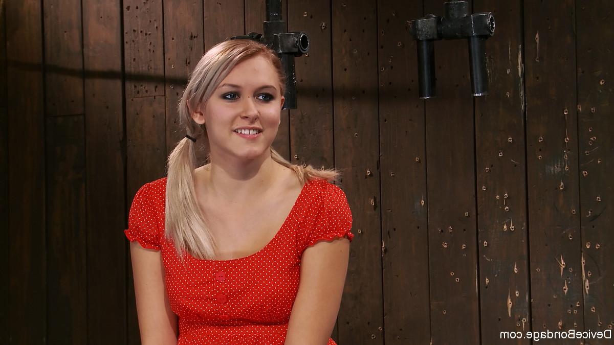 20P La rubia sexy Katie Summers es atada, desnudada y humillada en el calabozo