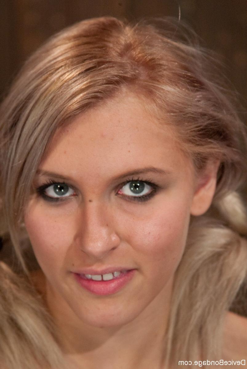 20P La rubia sexy Katie Summers es atada, desnudada y humillada en el calabozo