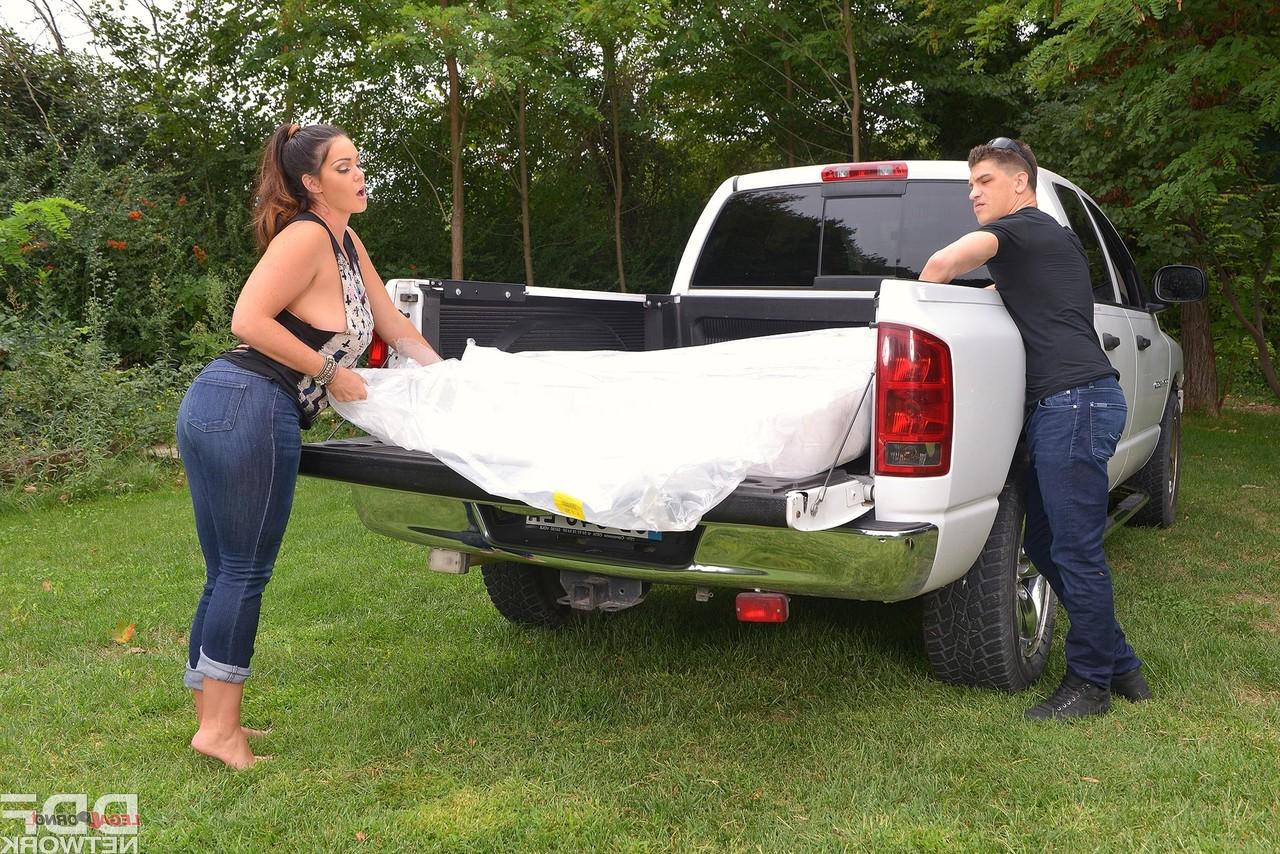 20P Alison Tyler, déesse à queue de cheval, se fait baiser et jouir sur ses gros seins en extérieur.