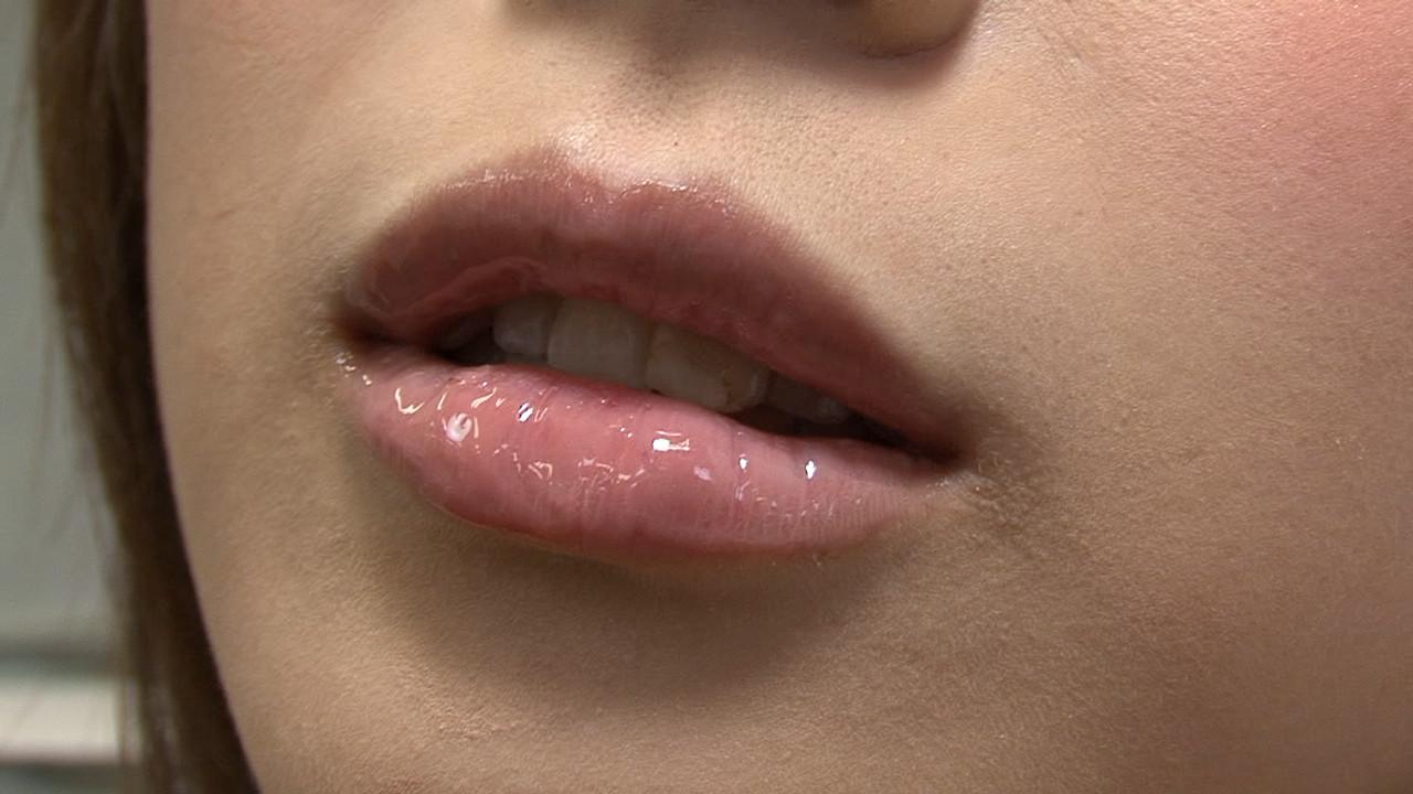 13P La japonesa desnuda Mari Sasaki se frota el chocho enjabonado mientras la manosean los pechos