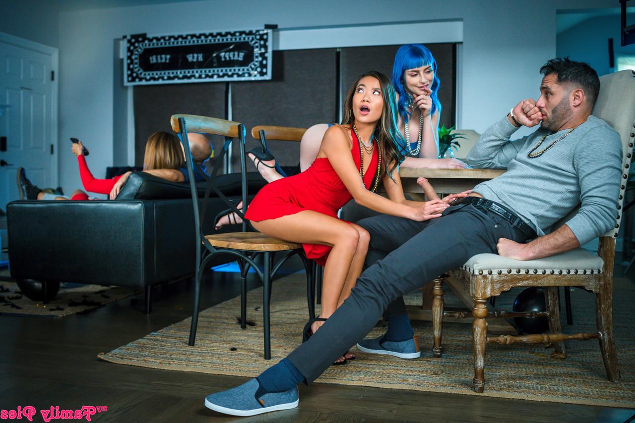 20P Adolescentes atrevidos Jewelz Blu e Vina Sky sopram e fodem um pau em um 3some quente