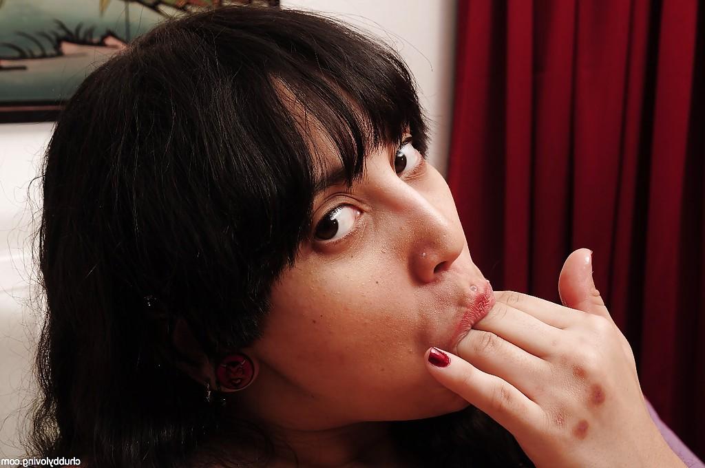 16P Syra, mature latina, se fait taquiner et lécher la chatte avec ses gros seins gras.