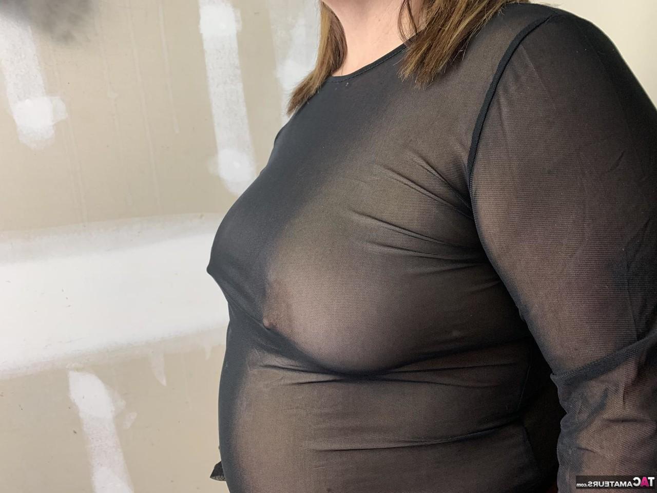 16P La dodue amateur sexy Nebbw tire la langue après avoir montré son gros cul