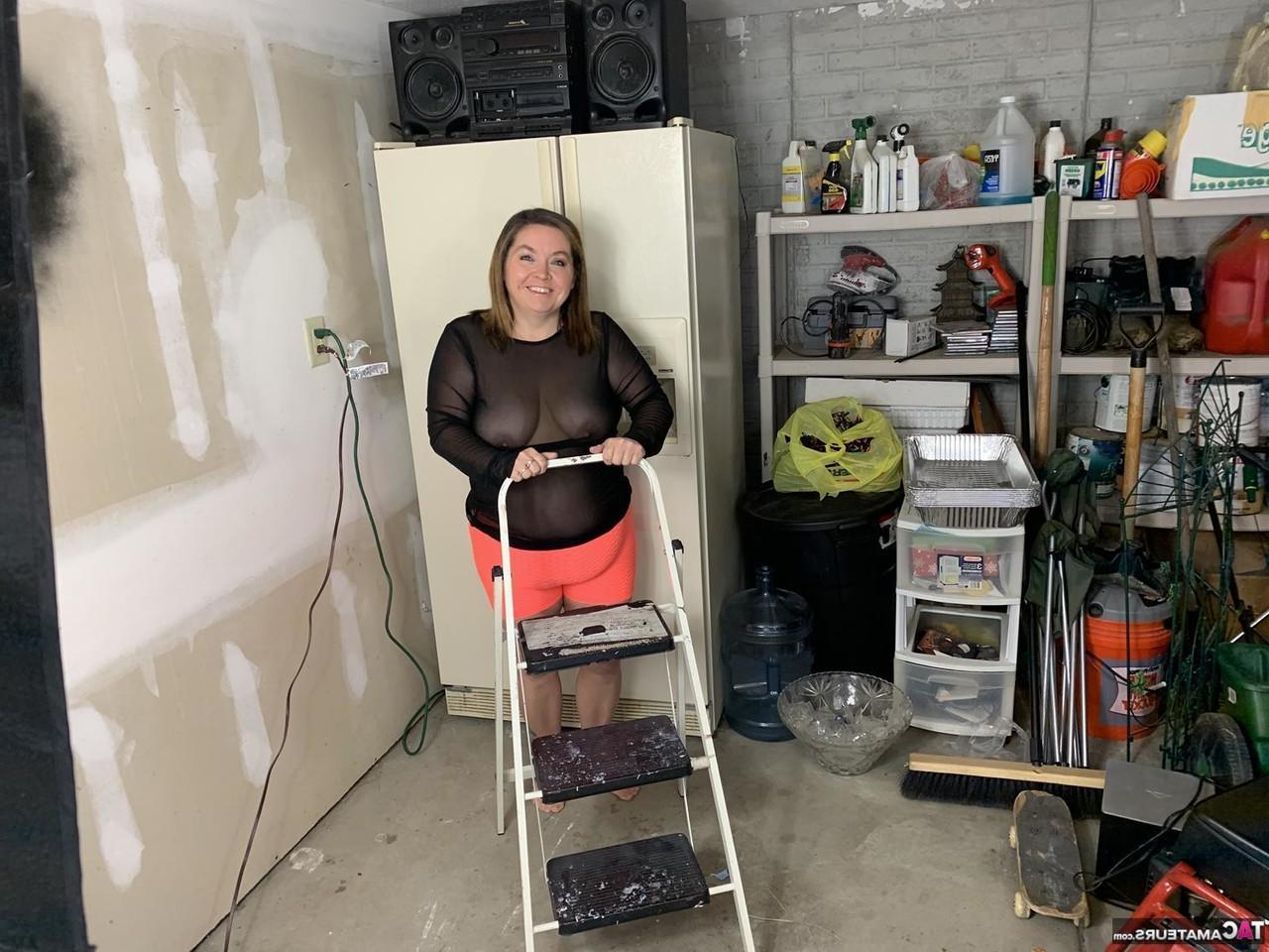 16P La dodue amateur sexy Nebbw tire la langue après avoir montré son gros cul