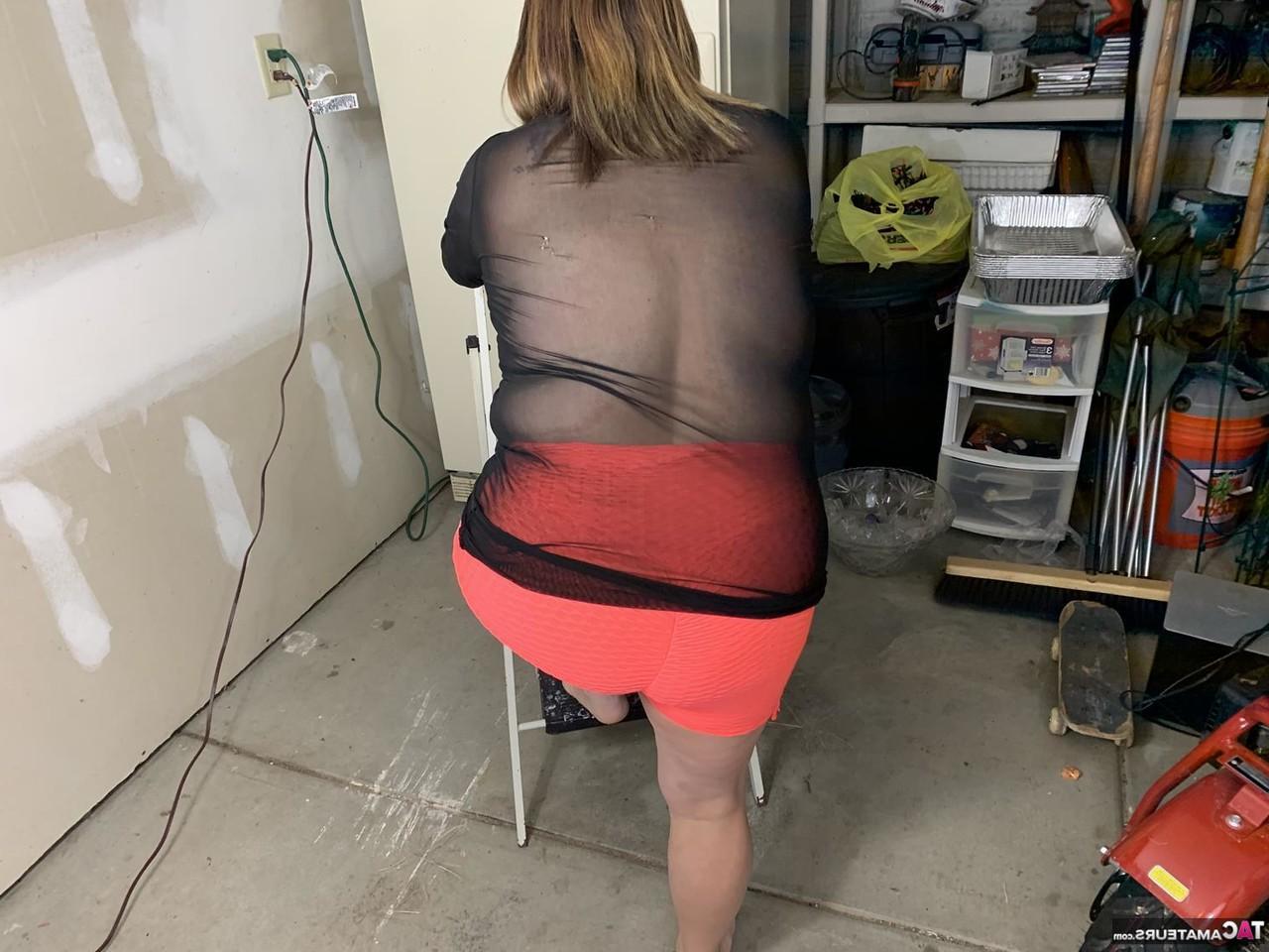 16P La dodue amateur sexy Nebbw tire la langue après avoir montré son gros cul