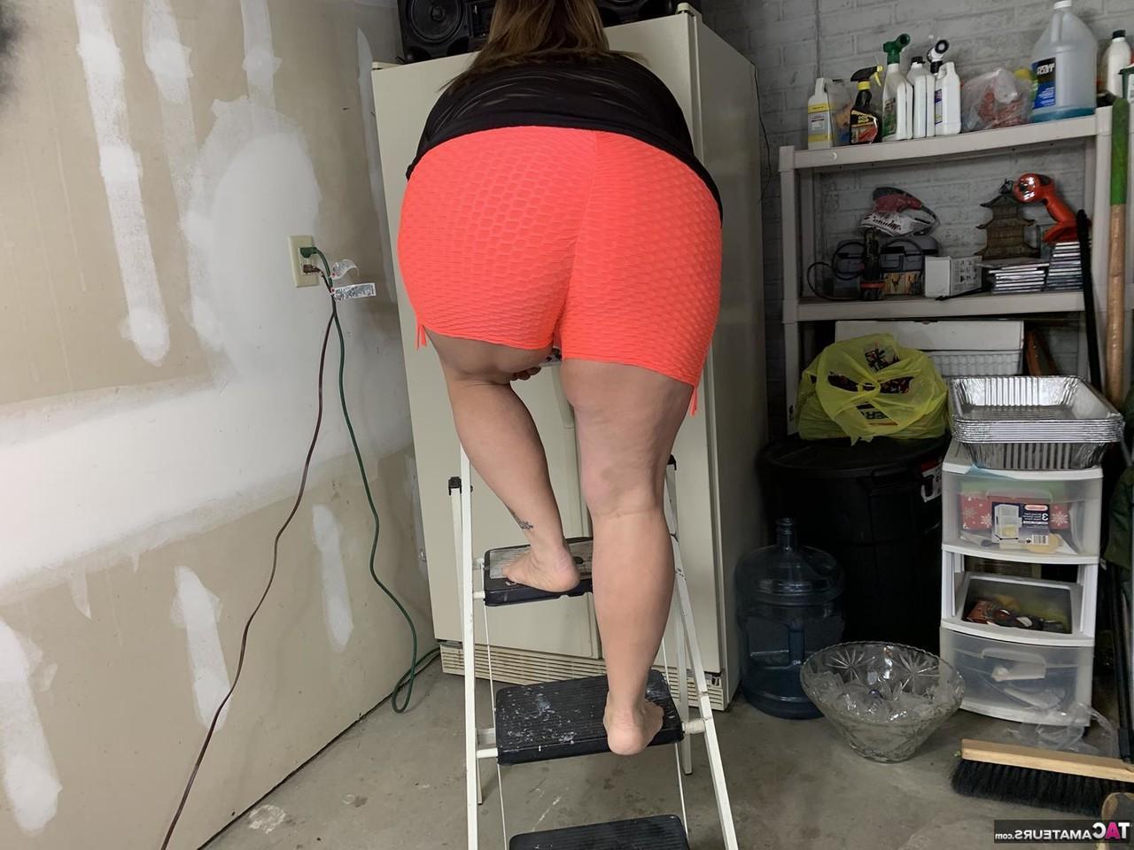 16P La dodue amateur sexy Nebbw tire la langue après avoir montré son gros cul