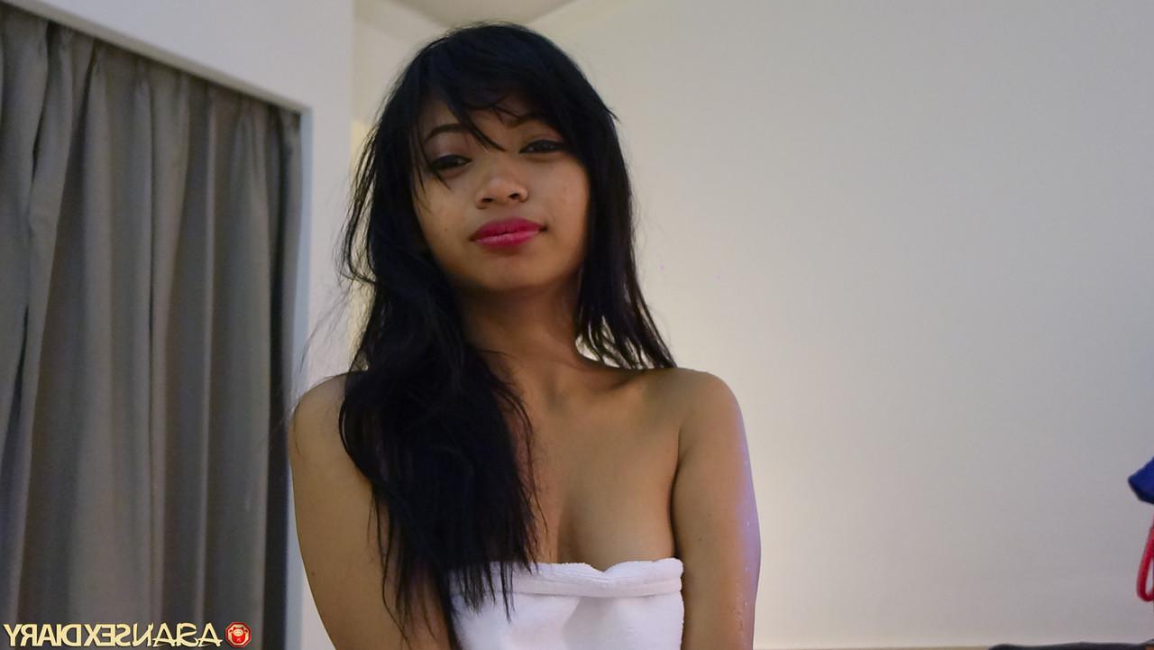 20P Petite adolescente asiática Linda dá uma cabeça desleixada e é bem fodida no POV