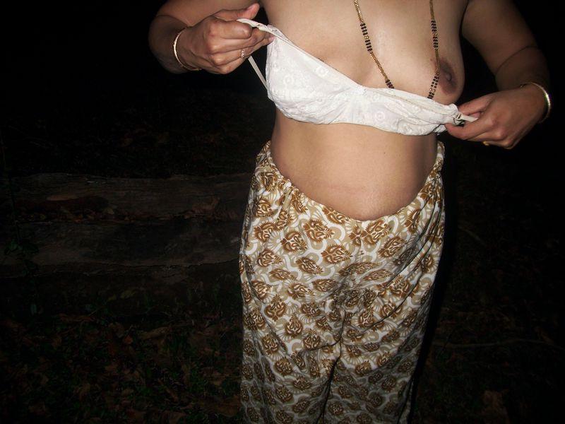10P Amadora indiana expõe seus peitos pequenos antes de mostrar sua bunda nua