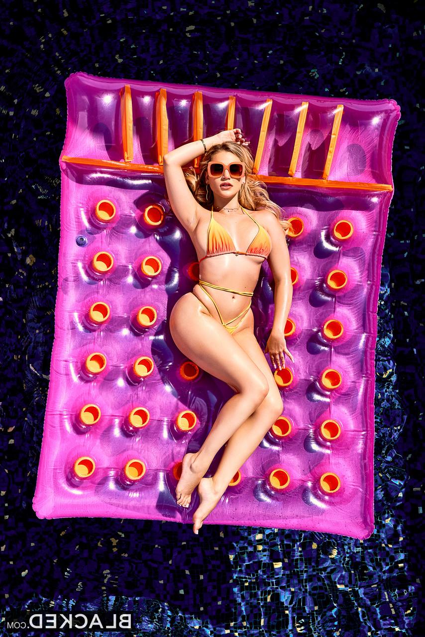 20P Die kurvige Blondine Blake Blossom lässt sich von einem riesigen schwarzen Ständer die Möse durchbohren