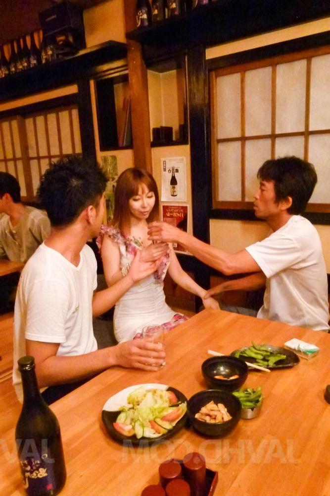 12P La japonaise Minami Kitagawa se masturbe en dînant en public