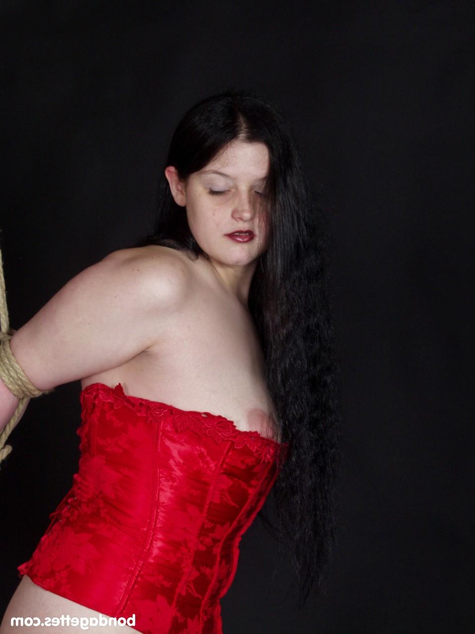 20P A morena gordinha Slavegirl Emma é amarrada em corda por um manipulador masculino