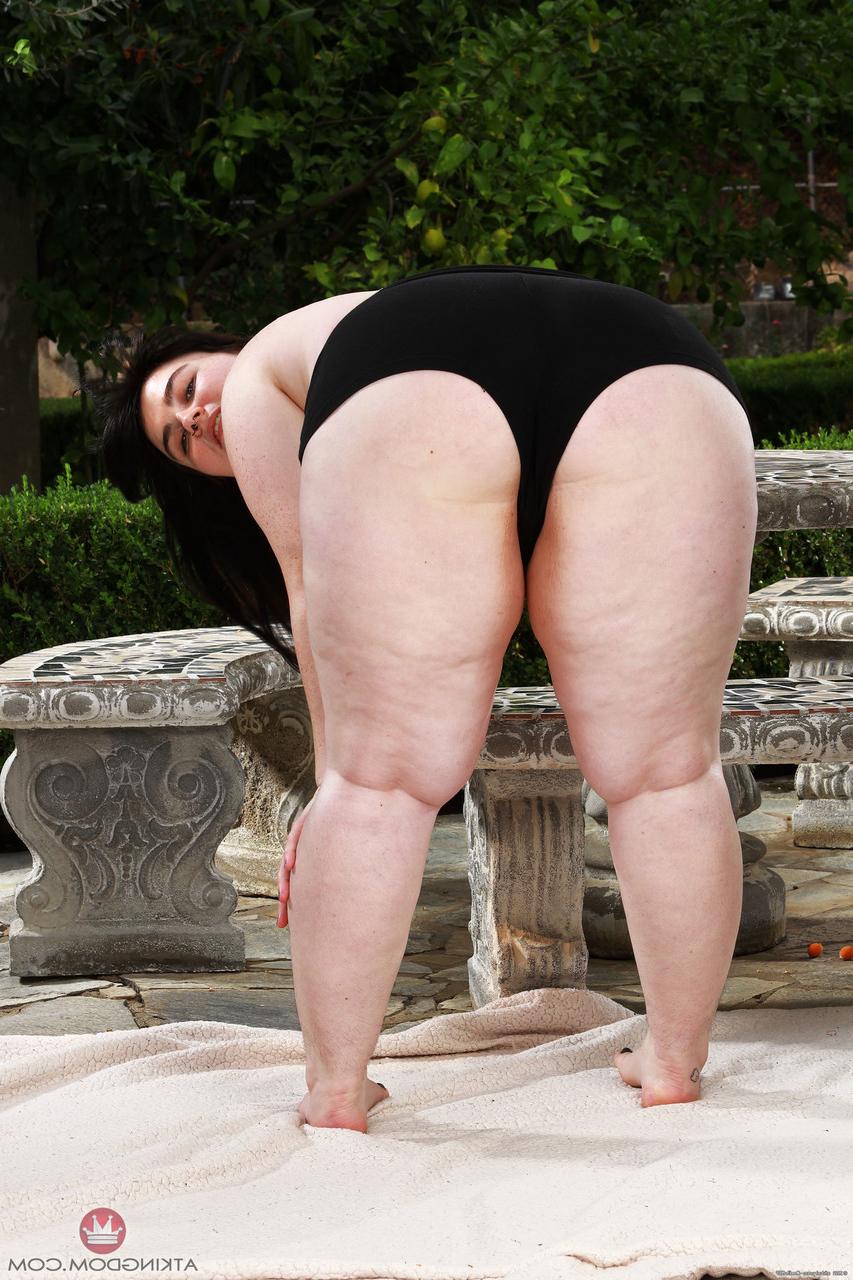 20P La gorda amateur Cece Lachey se desnuda, muestra su cuerpo peludo y se mea al aire libre