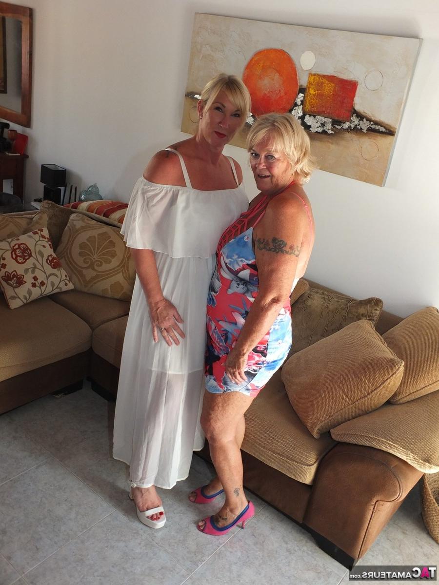 16P La gorda rubia madura Melody tiene su sostén expuesto por su amante lesbiana