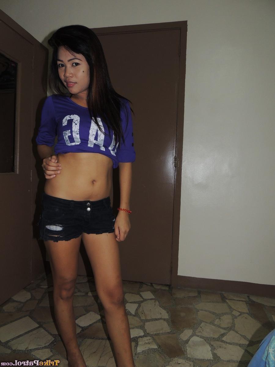 20P Amadora Filipina Maxine Flor se despe e faz um boquete desleixado