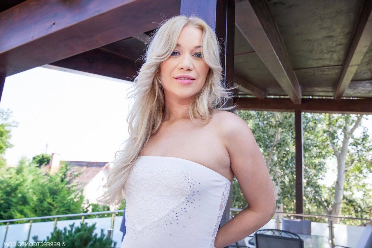 16P La sexy rubia Lindsey Olsen se quita los pantalones ajustados antes de ser follada por el culo