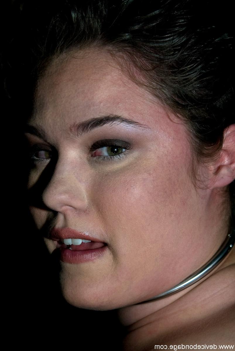 20P A morena Charlotte Vale se masturba com um vibrador em cativeiro de metal