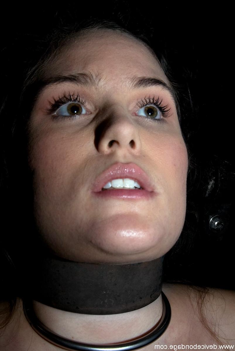 20P A morena Charlotte Vale se masturba com um vibrador em cativeiro de metal